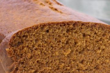 Close up picture of the crumb of a gingerbread loaf