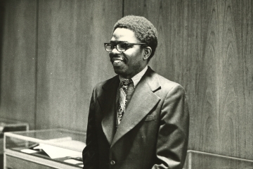 Vintage b/w photo of man with glasses, wide tie and wide lapels