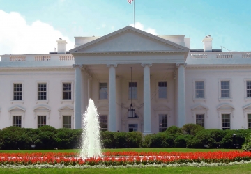 North side of White House with a fountain and an America flag