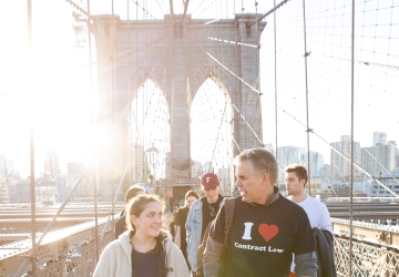 Joanna Brown ’24, left, chats with Professor Eric Talley while crossing the Brooklyn Bridge.