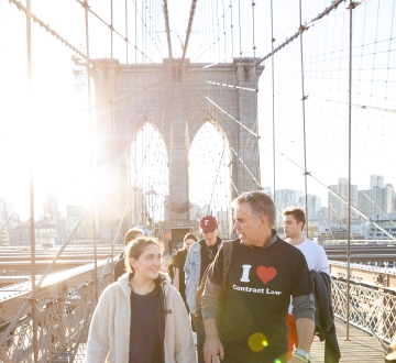 Joanna Brown ’24, left, chats with Professor Eric Talley while crossing the Brooklyn Bridge.
