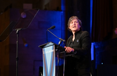 Elizabeth Glazer ’86 at podium