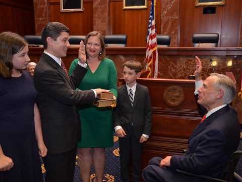 Brett Busby ’98 being sworn into the Texas Supreme Court