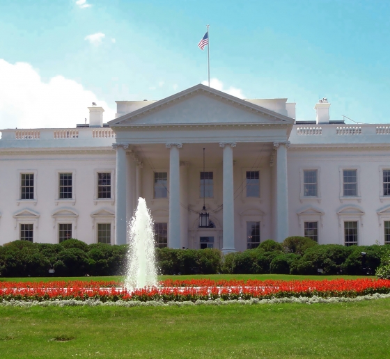 North side of White House with a fountain and an America flag