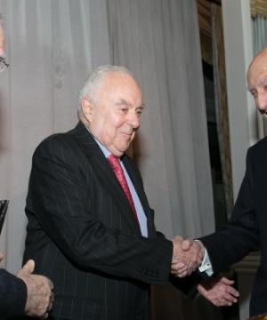 Michael I. Sovern ’55, far right, is presented with the distinguished achievement award by the National Center on Addiction and Substance Abuse