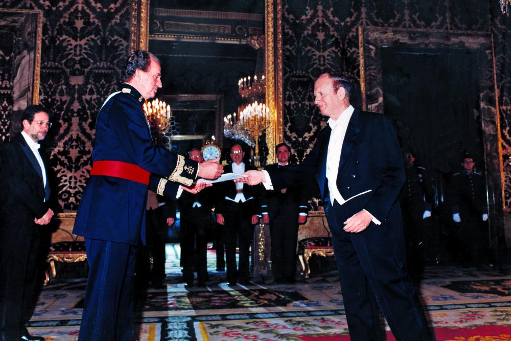 Professor Richard Gardner presents his ambassadorial credentials to King Juan Carlos of Spain in the country’s royal palace.