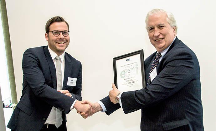 Prof. Coffee accepts the Allen & Overy Law Prize from the firm’s business development manager, Toni Wienholz, at the European Corporate Governance Institute’s annual members’ meeting in Berlin.