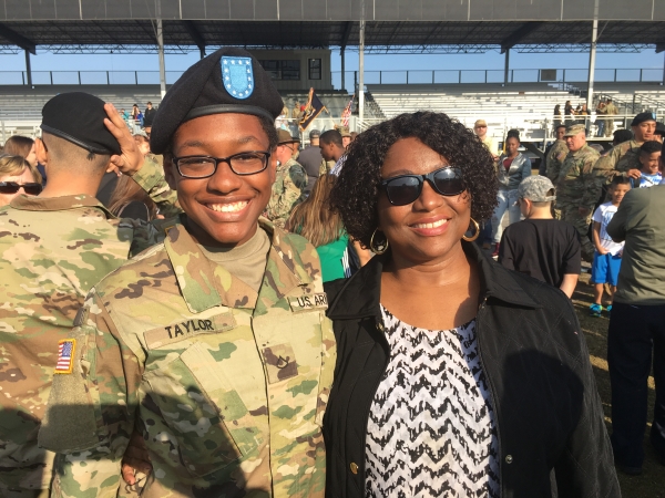 Ashley Taylor ’21 in national guard uniform next to her Mom