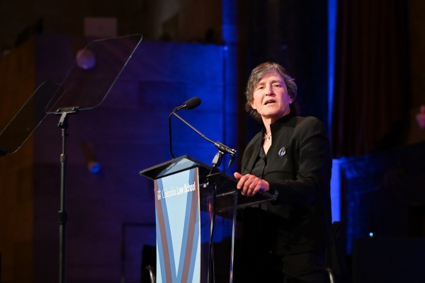 Elizabeth Glazer ’86 at podium