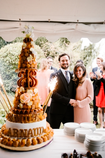 Man and woman with their wedding cake
